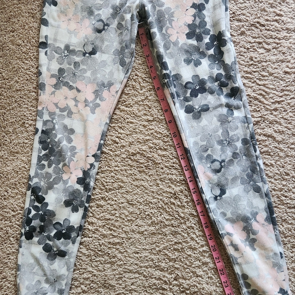 Hue Women's Floral Print Leggings Stretchy Gray and Pink Size Small - Picture 6 of 7